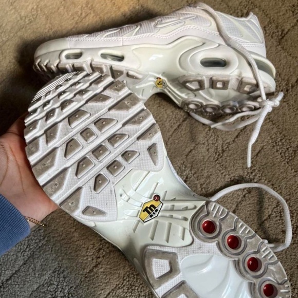 Nike Air Max Plus Older Kids' Shoe in White - Picture 3 of 4